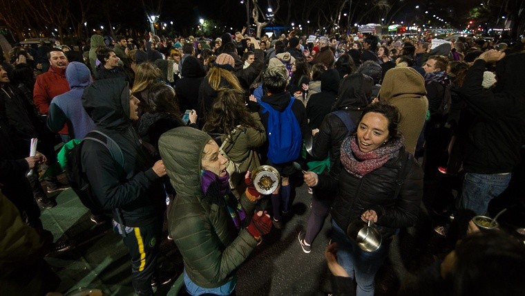 Ver imagen en tamaño completo Un nutrido y ruidoso grupo de gente en Pellegrini y Buenos Aires.