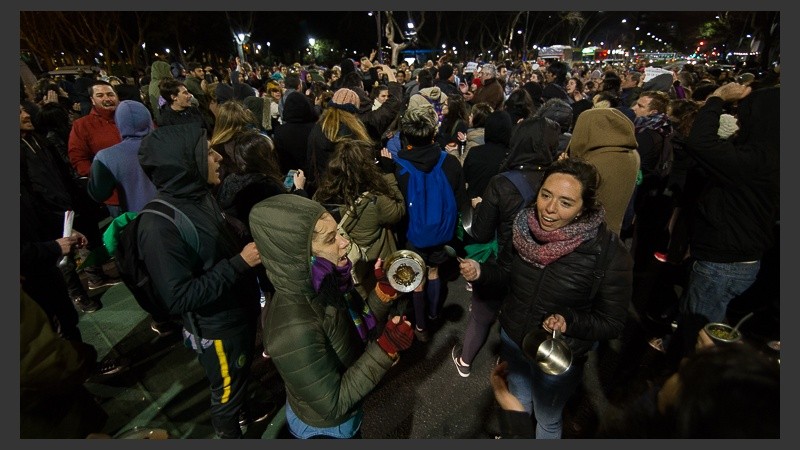 Un nutrido y ruidoso grupo de gente en Pellegrini y Buenos Aires.