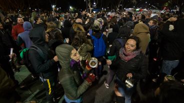 Un nutrido y ruidoso grupo de gente en Pellegrini y Buenos Aires.