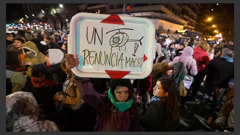Un nutrido y ruidoso grupo de gente en Pellegrini y Buenos Aires.