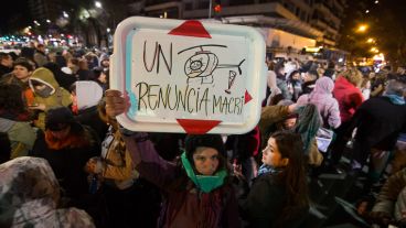 Un nutrido y ruidoso grupo de gente en Pellegrini y Buenos Aires.
