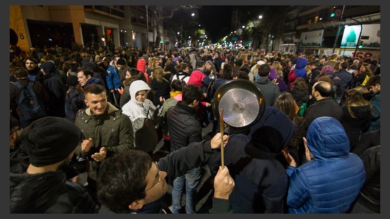 Un nutrido y ruidoso grupo de gente en Pellegrini y Buenos Aires.