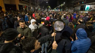 Un nutrido y ruidoso grupo de gente en Pellegrini y Buenos Aires.
