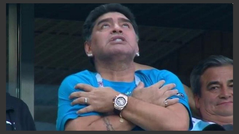 Diego Maradona en el estadio de San Petersburgo.