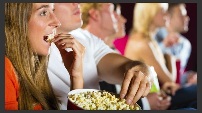 Cada vez que acudas al cine a ver una peli dramática, será mejor que lleves alimentos saludables.