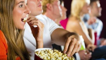 Cada vez que acudas al cine a ver una peli dramática, será mejor que lleves alimentos saludables.