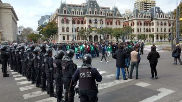 Tensión frente al Ministerio de Agroindustria por los despidos.