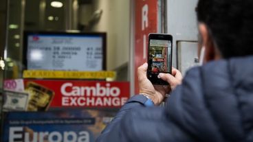 El impacto del dólar se traslada a la economía real.