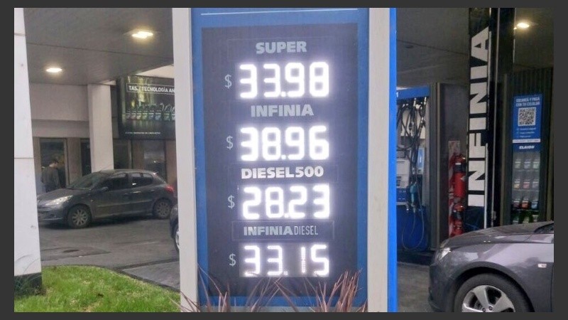 El cartel de los precios de los combustibles este sábado a la mañana. 