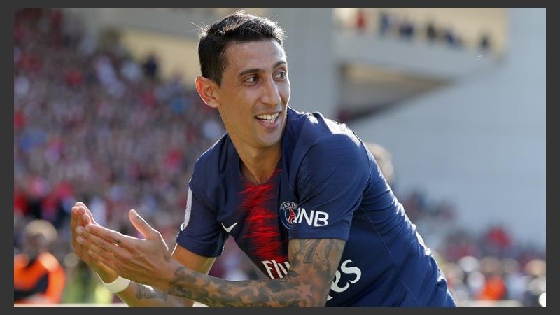 Di María festeja frente a una cámara de televisión haciendo un corazón con sus dos manos.