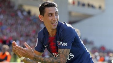 Di María festeja frente a una cámara de televisión haciendo un corazón con sus dos manos.