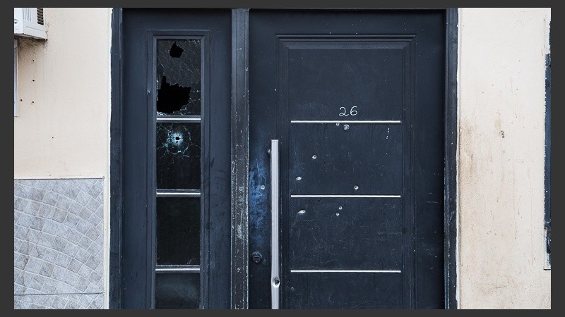 Así quedó la puerta del lugar donde fue el doble crimen.