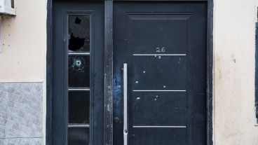 Así quedó la puerta del lugar donde fue el doble crimen.