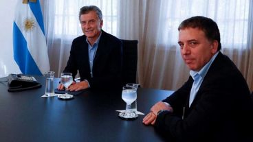 Macri define las medidas a implementar. Dujovne viajará a renegociar con el FMI.