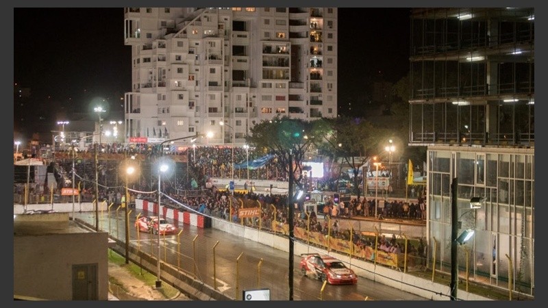 La carrera se disputó este sábado a la noche.