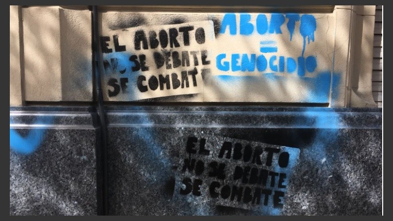 Las pintadas en la sede porteña de la ONG. 