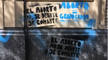 Las pintadas en la sede porteña de la ONG.
