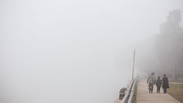 Así se veía la densa niebla sobre la costa rosarina este lunes por la mañana.