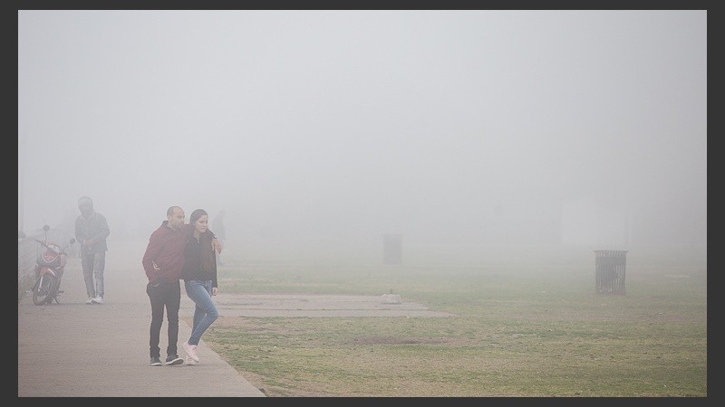Así se veía la densa niebla sobre la costa rosarina este lunes por la mañana.