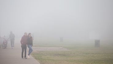 Así se veía la densa niebla sobre la costa rosarina este lunes por la mañana.