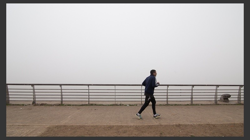 Así se veía la niebla sobre la costa rosarina este sábado por la mañana.