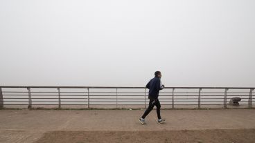 Así se veía la niebla sobre la costa rosarina este sábado por la mañana.