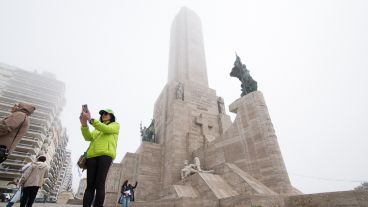 Así se veía la densa niebla en el Monumento este lunes por la mañana.