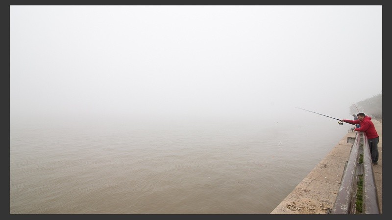 Así se veía la densa niebla sobre la costa rosarina este lunes por la mañana.