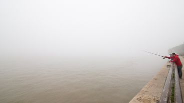 Así se veía la densa niebla sobre la costa rosarina este lunes por la mañana.