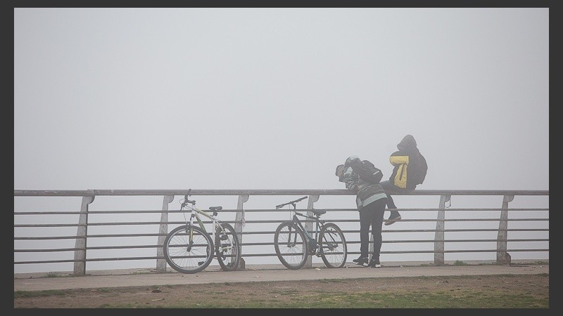 Así se veía la densa niebla sobre la costa rosarina este lunes por la mañana.
