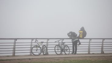 Así se veía la densa niebla sobre la costa rosarina este lunes por la mañana.