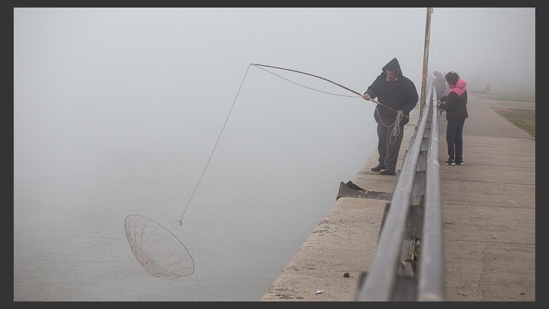 Así se veía la densa niebla sobre la costa rosarina este lunes por la mañana.
