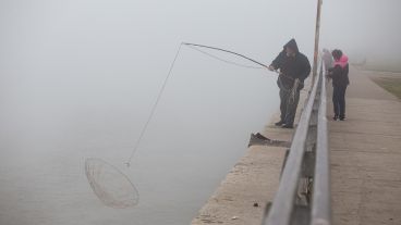 Así se veía la densa niebla sobre la costa rosarina este lunes por la mañana.
