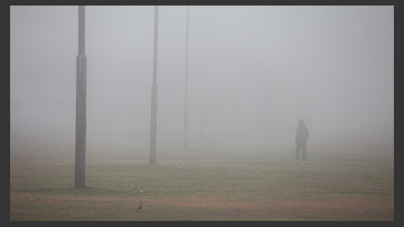 Así se veía la densa niebla sobre la costa rosarina este lunes por la mañana.