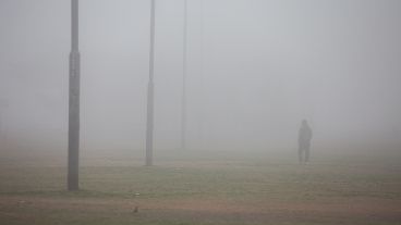 Así se veía la densa niebla sobre la costa rosarina este lunes por la mañana.