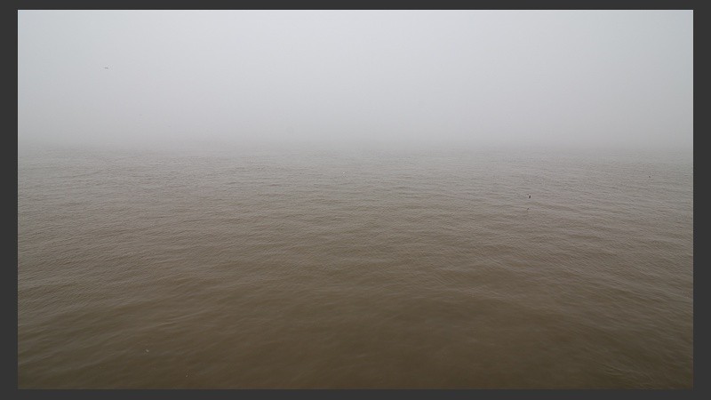 Así se veía la densa niebla sobre la costa rosarina este lunes por la mañana.