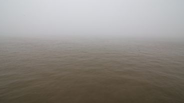 Así se veía la densa niebla sobre la costa rosarina este lunes por la mañana.