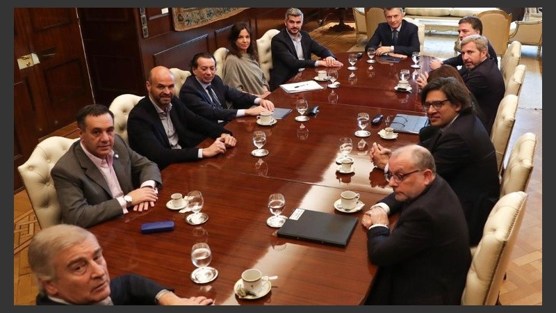 Los ministros que quedan, junto al presidente Macri.