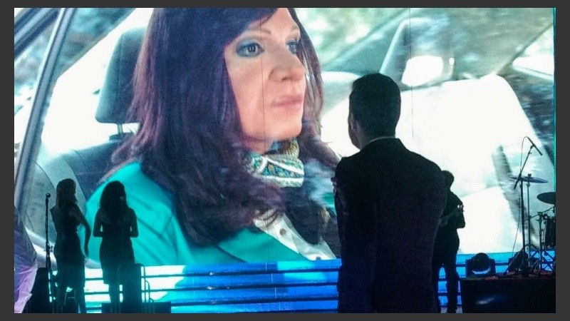 Marcelo TInelli seguía con atención el sketch que protagonizó con Martín Bossi para la apertura de 