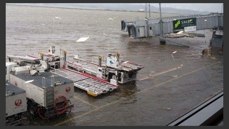 El aeropuerto de Kansai, completamente inundado.