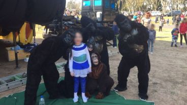 Los "gorilas" sacándose fotos con los chicos en el circo.