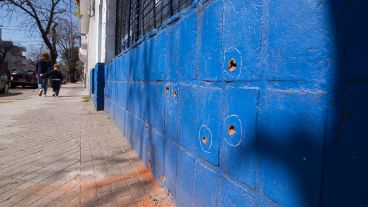 Los balazos en el frente del comercio.