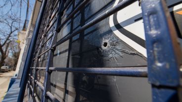 Los balazos en el frente del comercio.