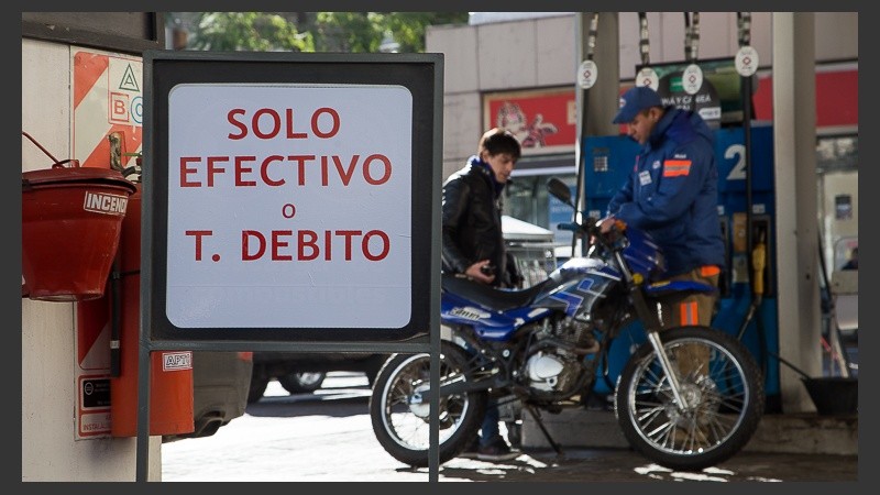 En muchas estaciones ya no aceptan tarjeta de crédito para cargar combustible. 
