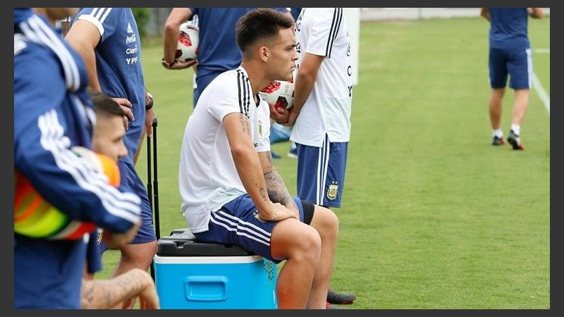 Lautaro miró la práctica desde afuera.