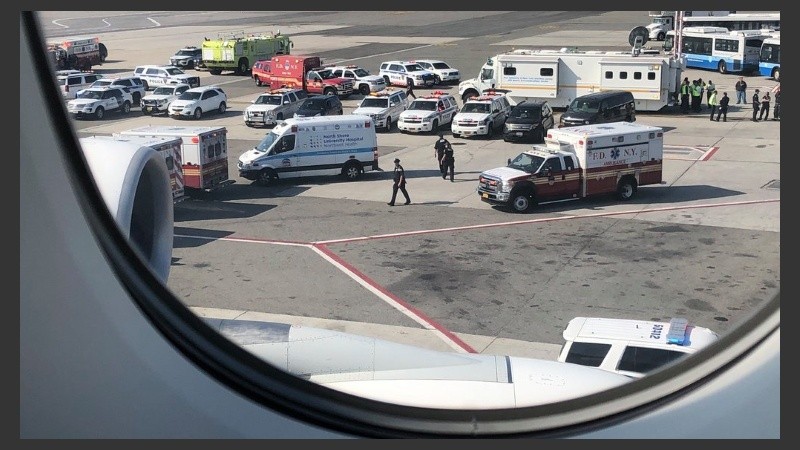 Foto que tomó uno de los pasajeros desde adentro del avión. 