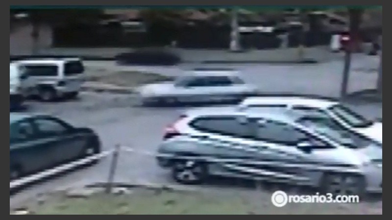 El conductor perdió el control y se fue contra una dársena: impactó dos autos.