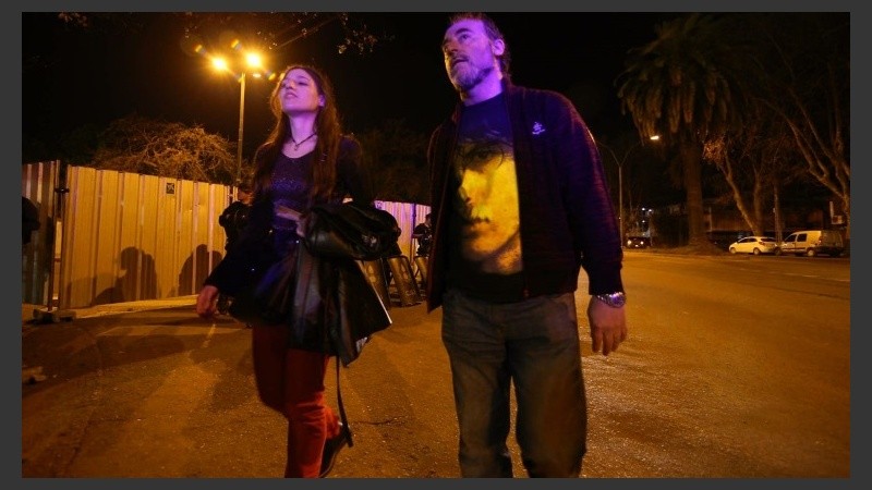 Los seguidores de Charly llegando al recital.