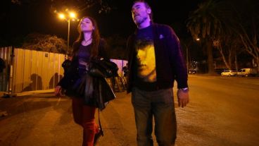 Los seguidores de Charly llegando al recital.