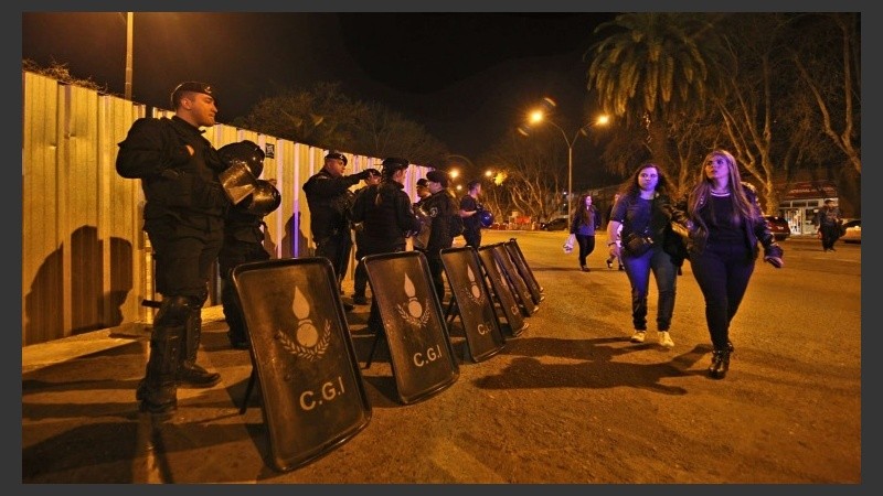 Los seguidores de Charly llegando al recital.